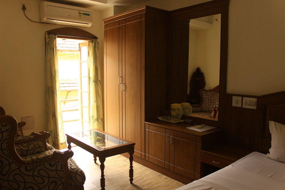 Hotel Park Avenue Kochi Екстериор снимка