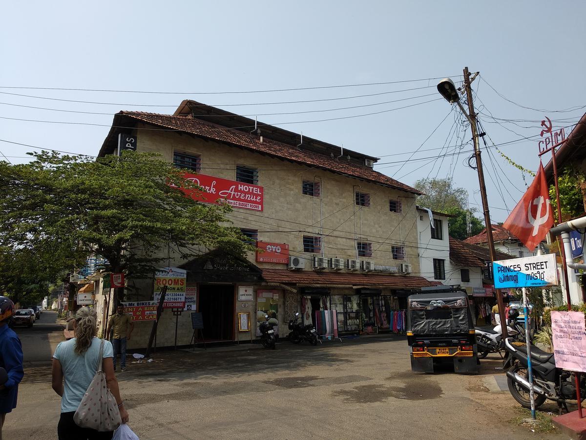 Hotel Park Avenue Kochi Екстериор снимка